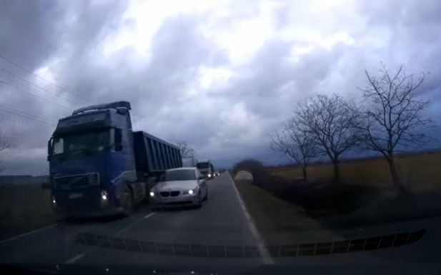 Szabálytalan előzés: a vétlen sofőr lélekjelenlétén múlt, hogy nem történt tragédia